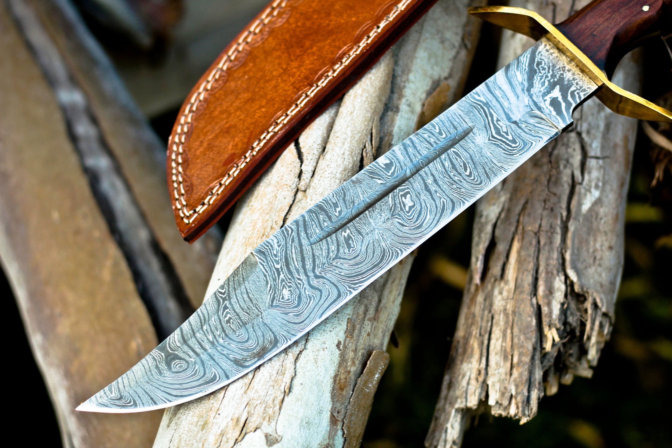 <h3>Handmade Forged Damascus Steel Hunting Bowie Rambo Knife With Wood Handle</h3>