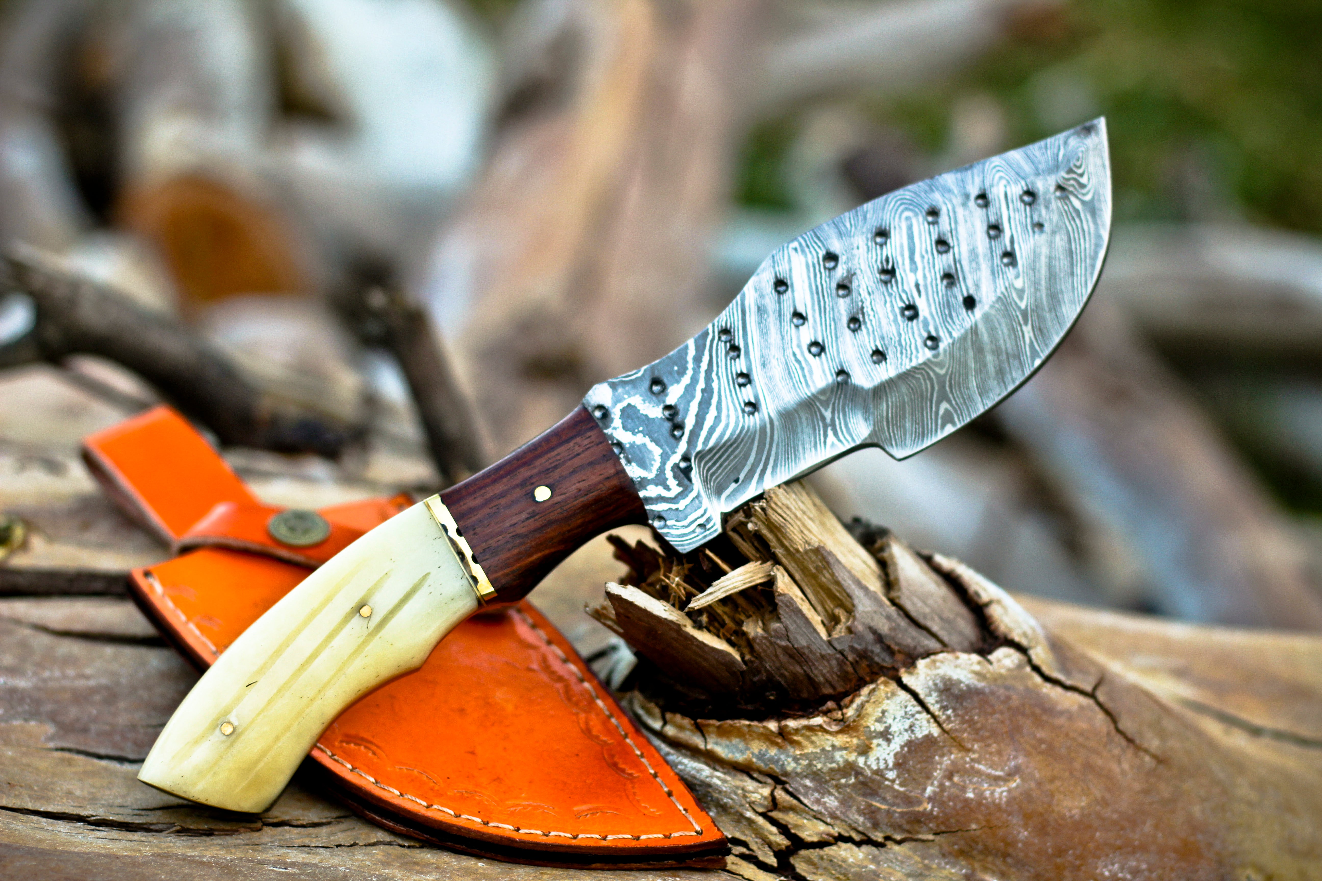 <h3>HANDMADE FORGED DAMASCUS BUSHCRAFT TRACKER KNIFE FULL TANG - Stag Antler _ Wood Handle</h3>