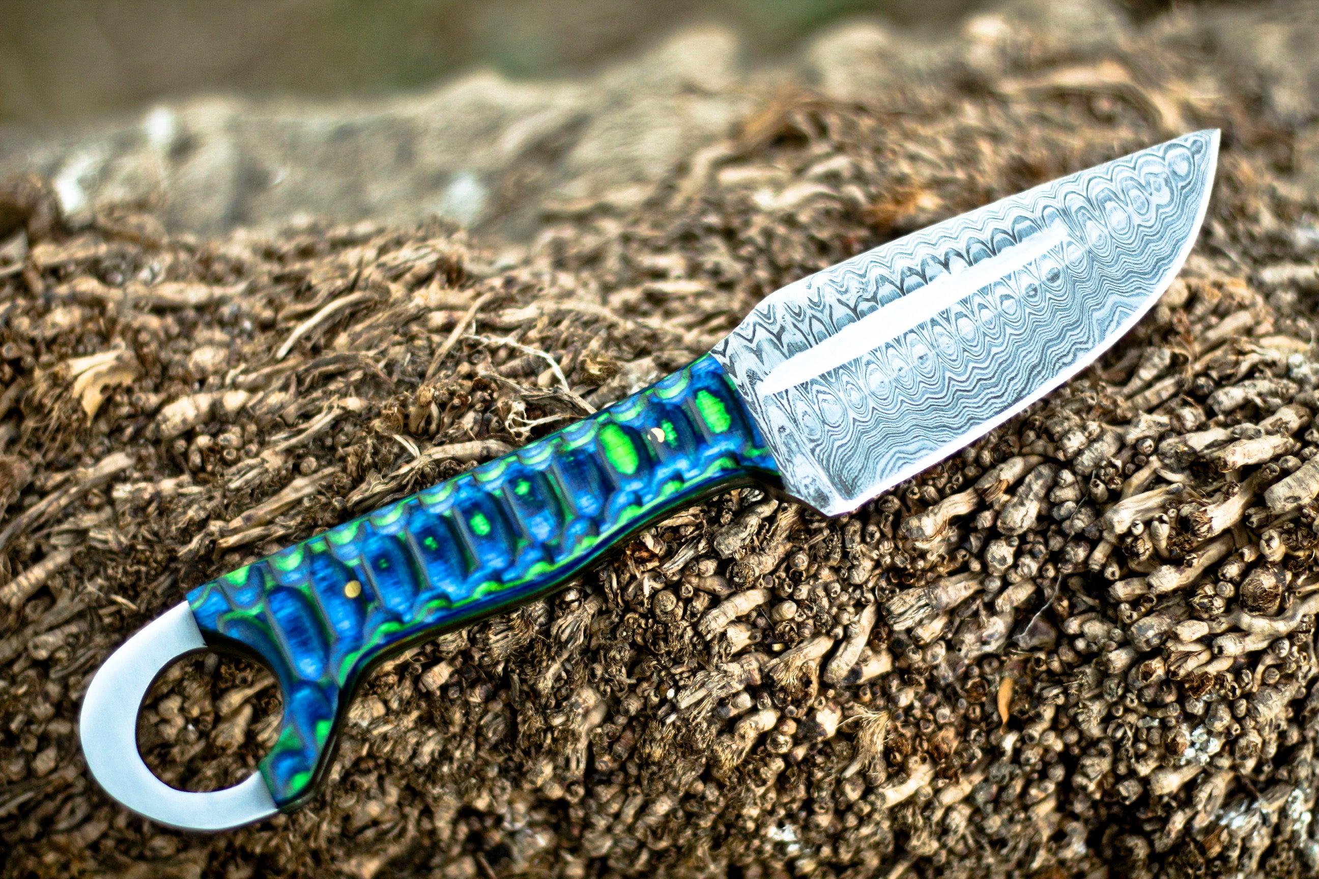 <h3>Hand Forged Damascus Steel Full Tang Skinner Knife - Colored Resin Handle</h3>