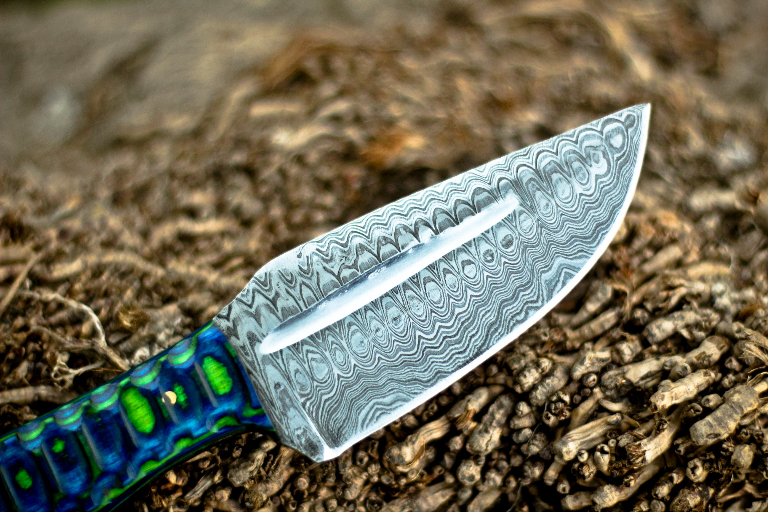 <h3>Hand Forged Damascus Steel Full Tang Skinner Knife - Colored Resin Handle</h3>