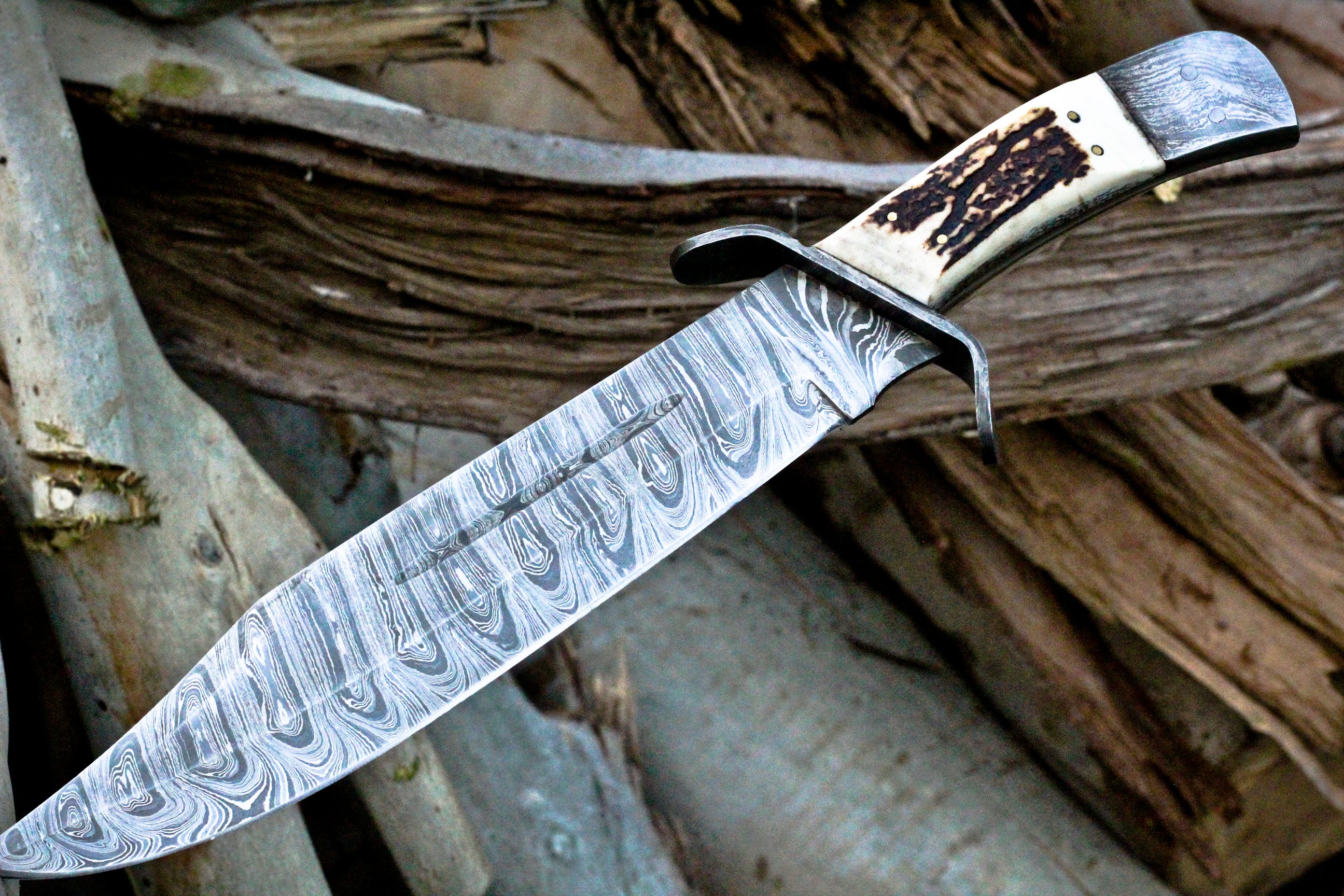 <h3>Handmade Damascus Steel Bowie Knife- Full Tang - Stag Antler Handle</h3>