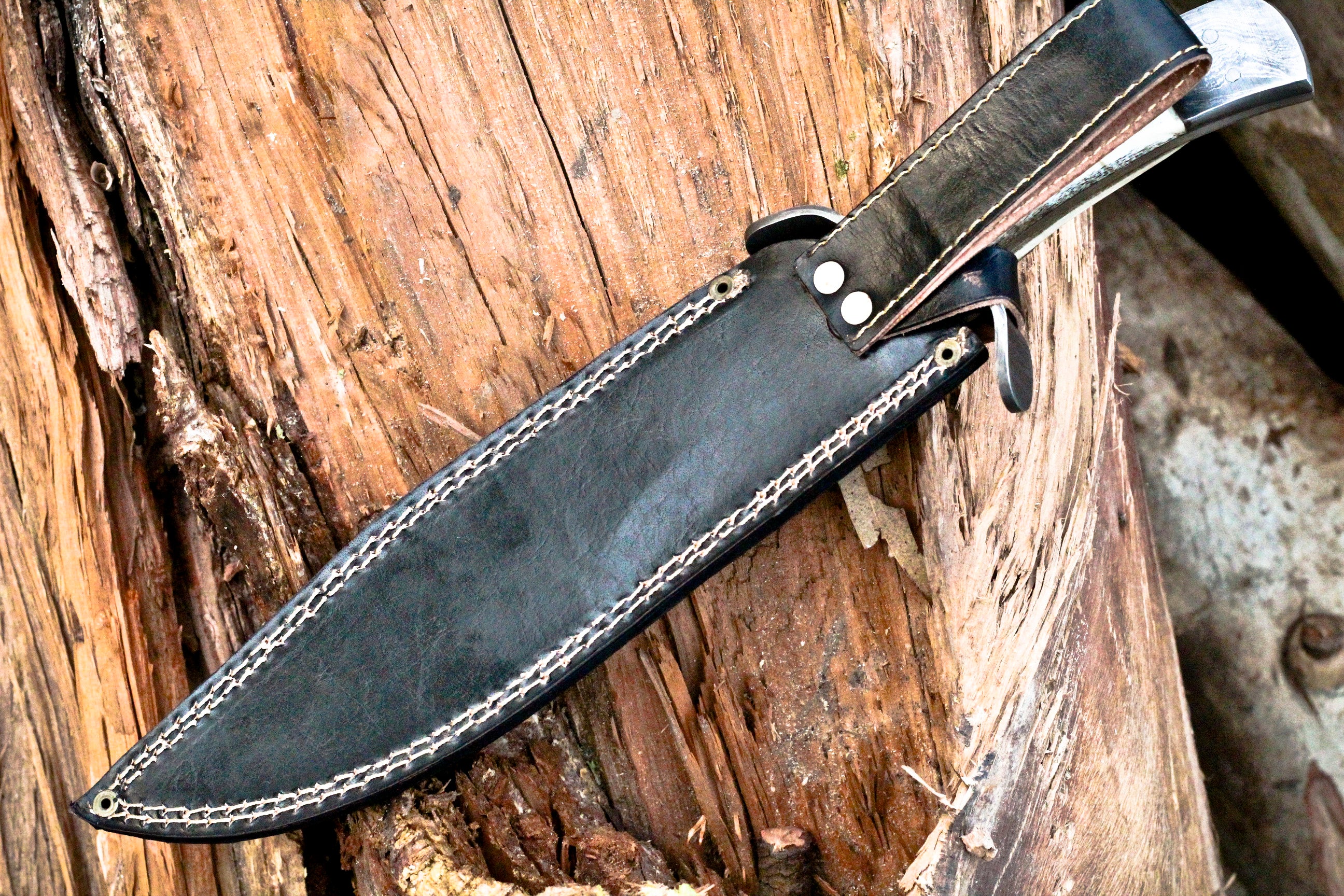<h3>Handmade Damascus Steel Bowie Knife- Full Tang - Stag Antler Handle</h3>