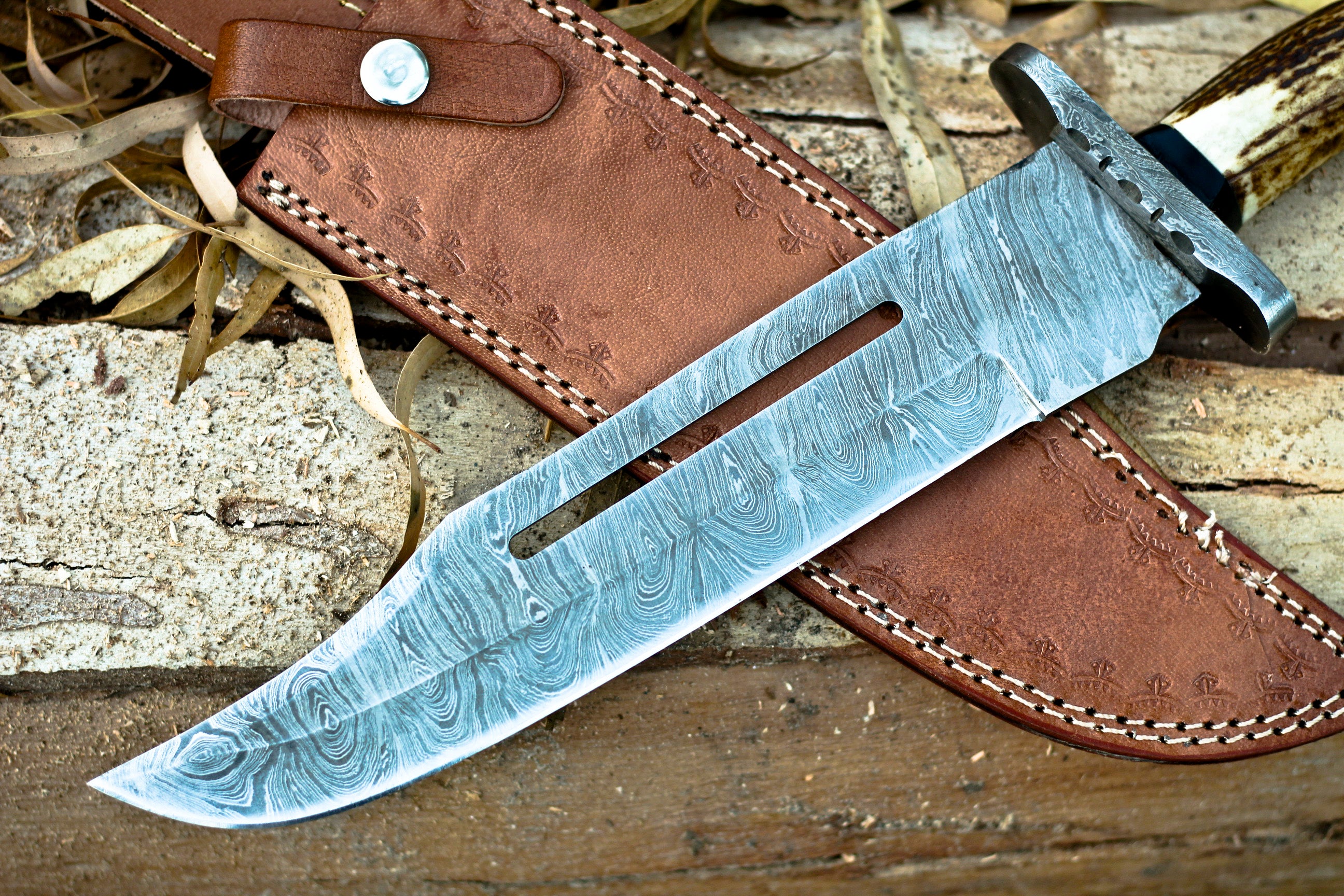 <h3>HANDMADE FORGED DAMASCUS Steel Hunting Bowie Rambo Knife Deer Stag Antler EDC</h3>