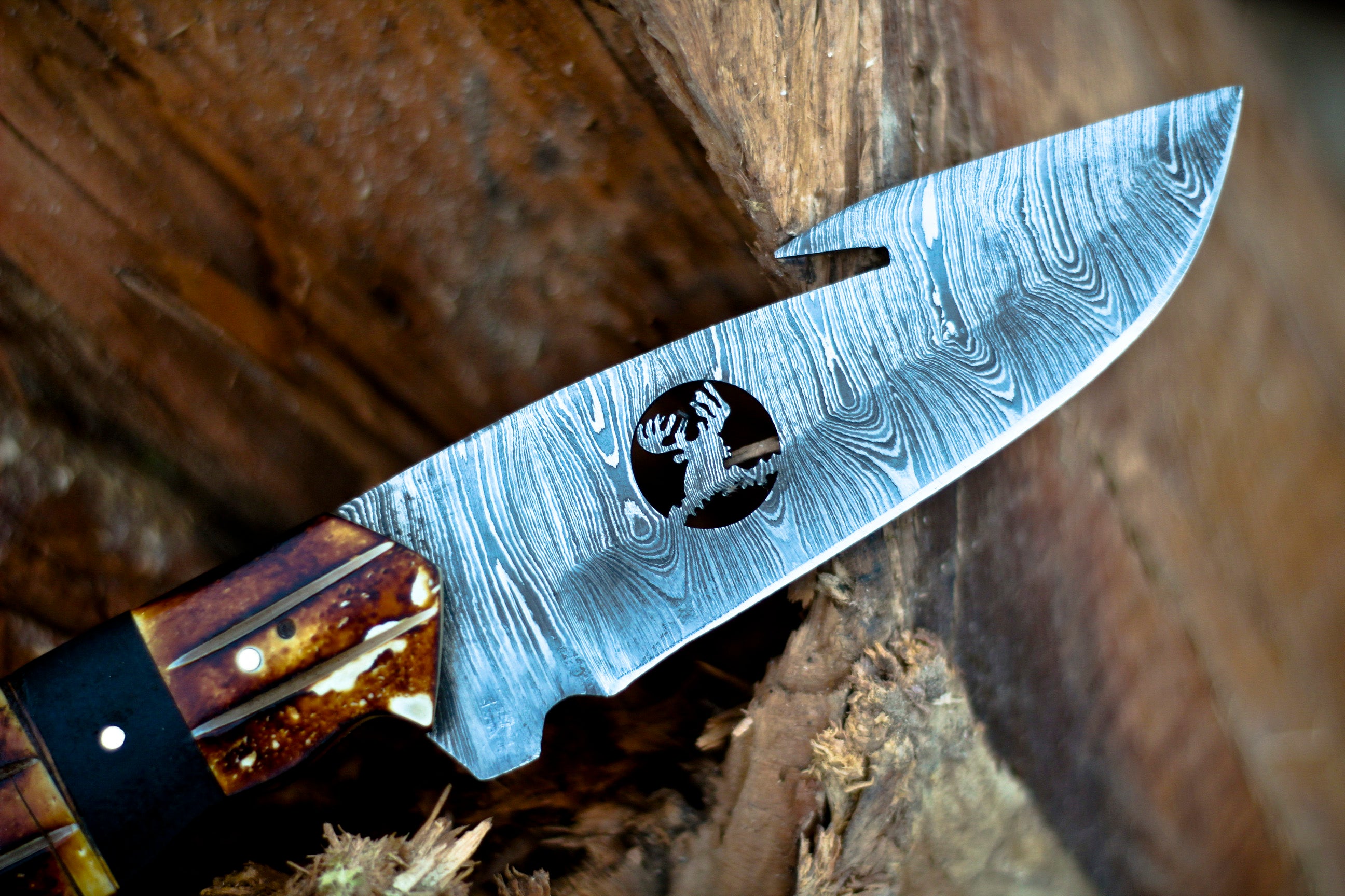<h3>Custom Hand Forged Damascus Steel Full Tang Skinner Knife with Gut Hook - Stag Handle</h3>