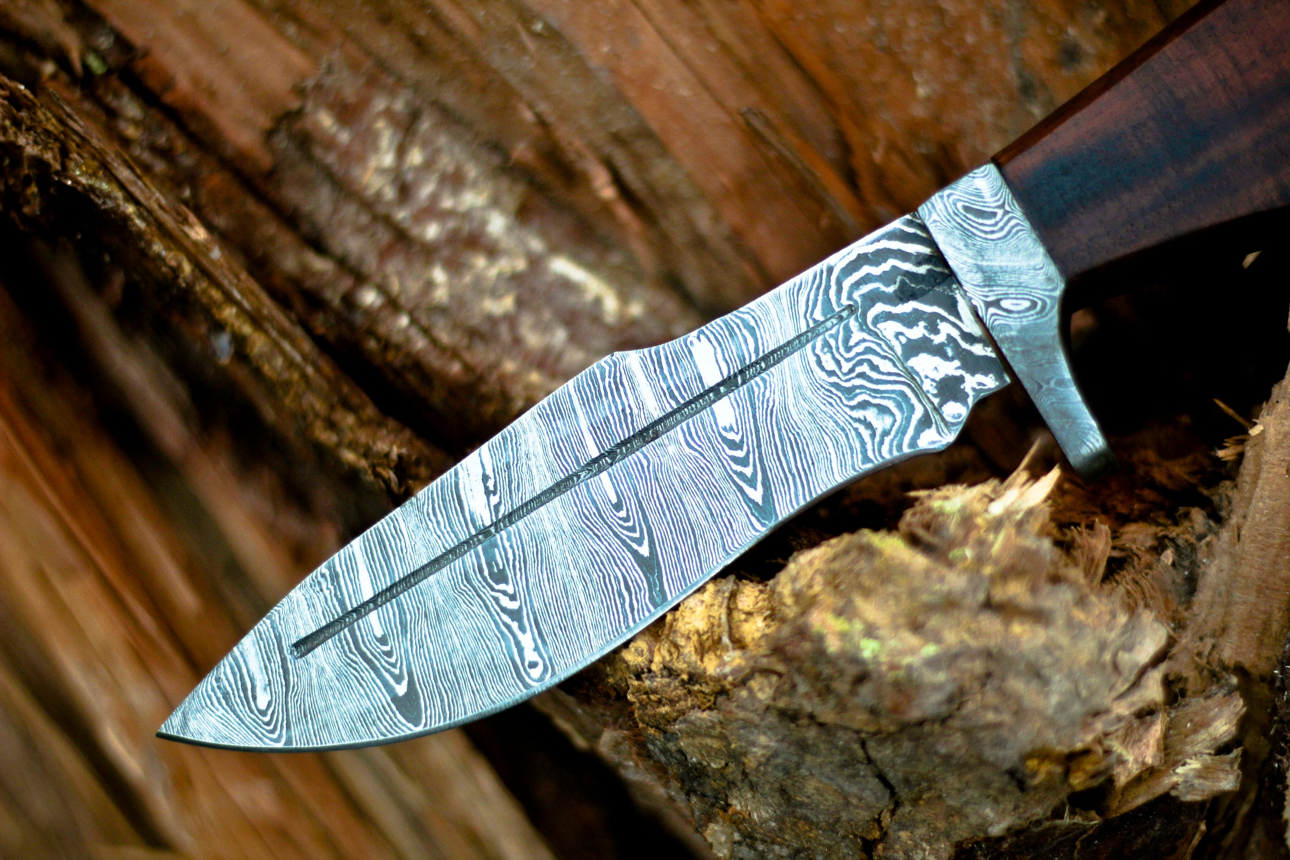 <h3>Handmade Damascus Steel Hunting Knife With Rose Wood Handle</h3>