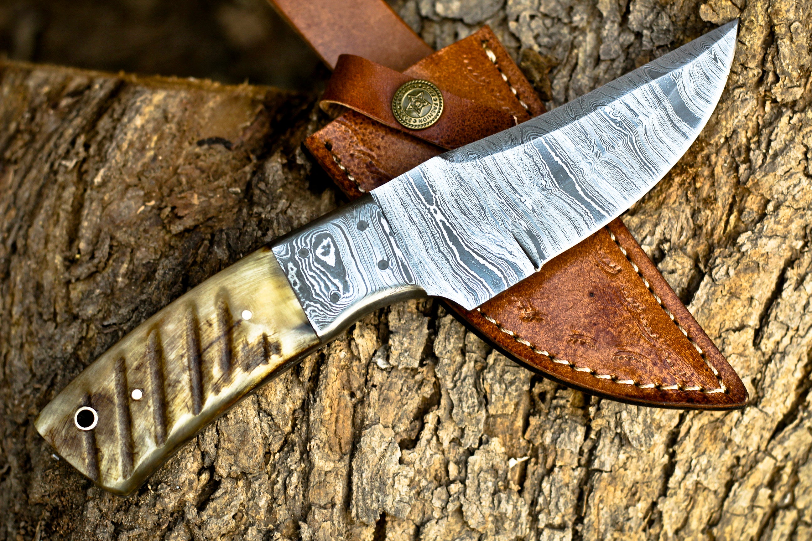 <h3>Hand Forged Damascus Steel Full Tang Skinner Knife - Ram Horn Handle _ Damascus Bolster</h3>