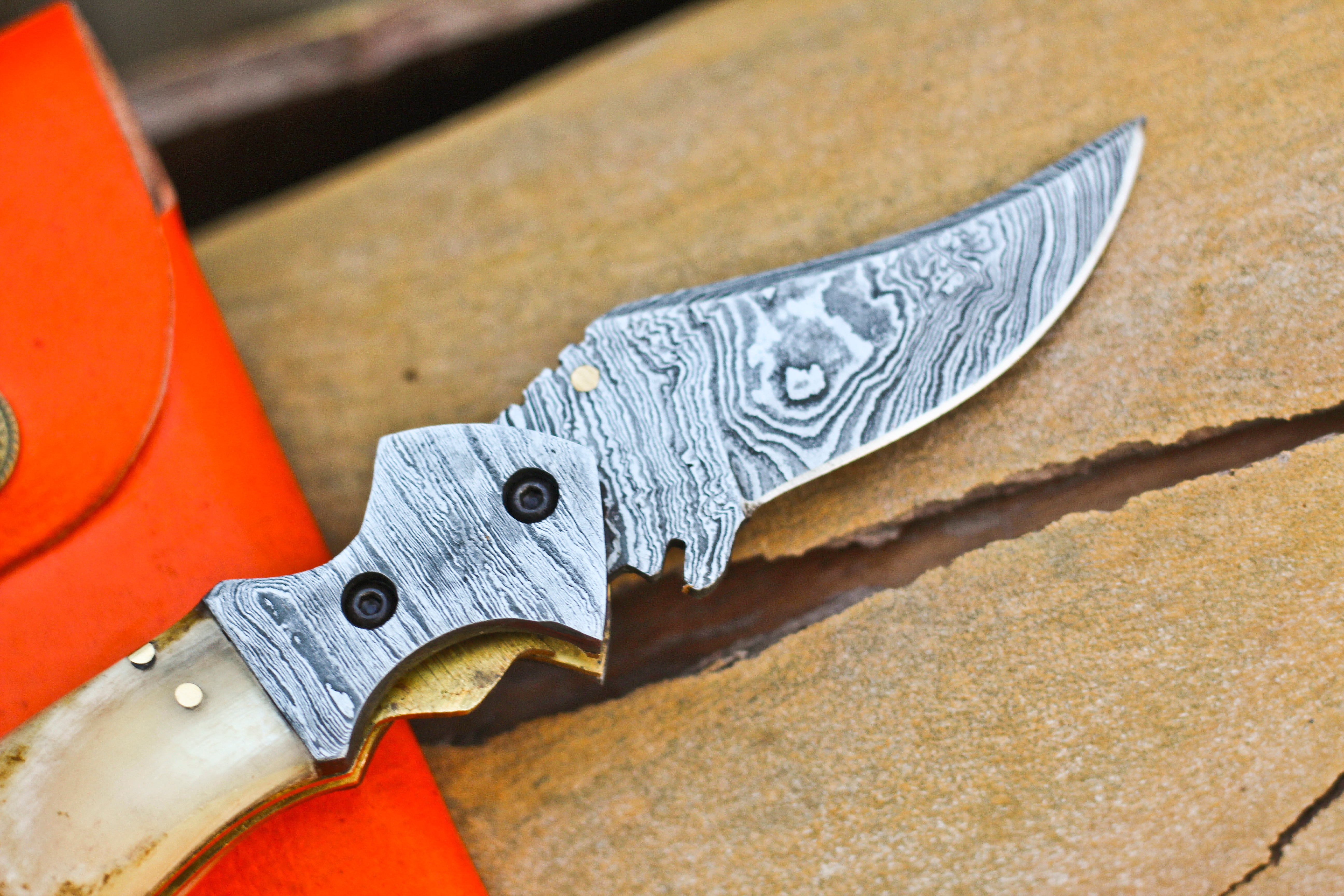 <h3>Handmade Forged Damascus Pocket Folding Knife - Ram Horn Handle - Damascus Bolster</h3>