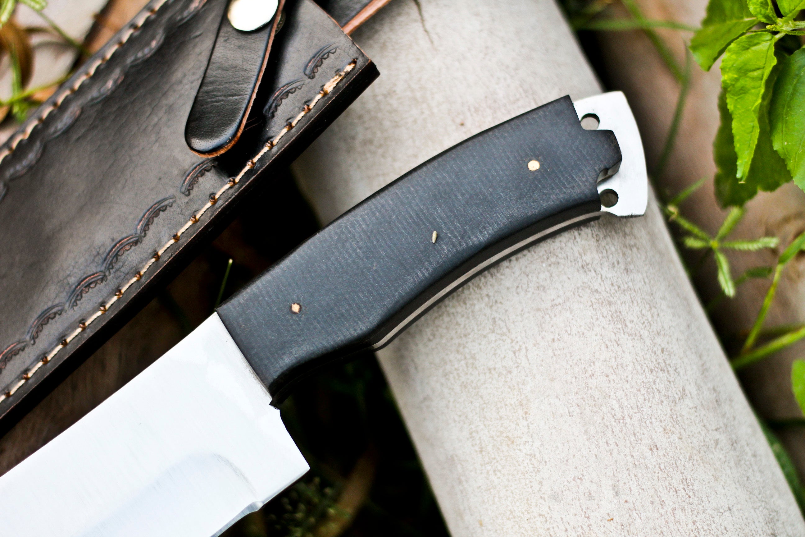 <h3>HANDMADE FORGED D2 Steel Hunting Tracker Fix Blade Knife Full Tang - Resin Handle</h3>